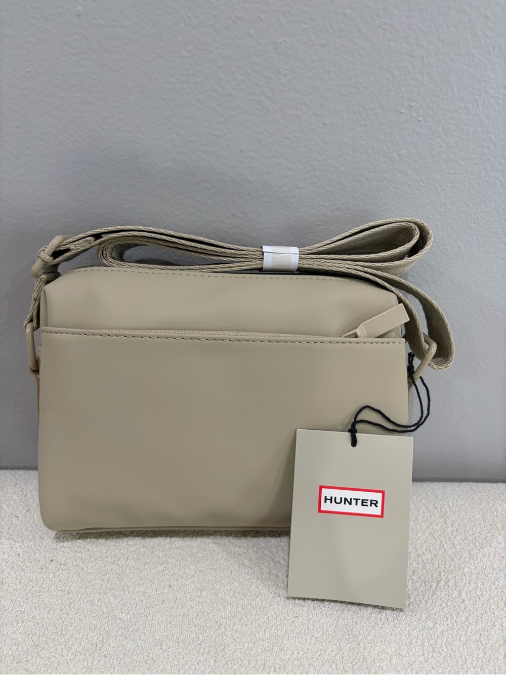 Hunter Beige Crossbody Bag Water Resistant Adjustable Strap NWT - Picture 2 of 5